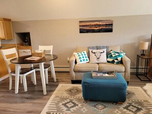 Smart TV, books - Mountain View Studio Apartment, Close to GNP (Columbia Falls)
