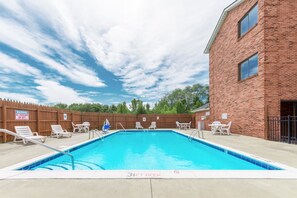 Outdoor pool - Super 8 by Wyndham Georgetown (Georgetown)