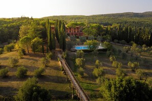 A villa with a swimming pool, surrounded by trees and hills. - Pian Dei Mucini Resort (Massa Marittima)