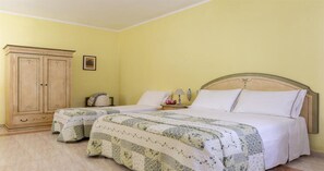 A bedroom with two beds, a wardrobe, and a bedside table with a lamp. - Pian Dei Mucini Resort (Massa Marittima)