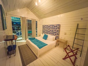 Caja de seguridad en la habitación y tabla de planchar con plancha 