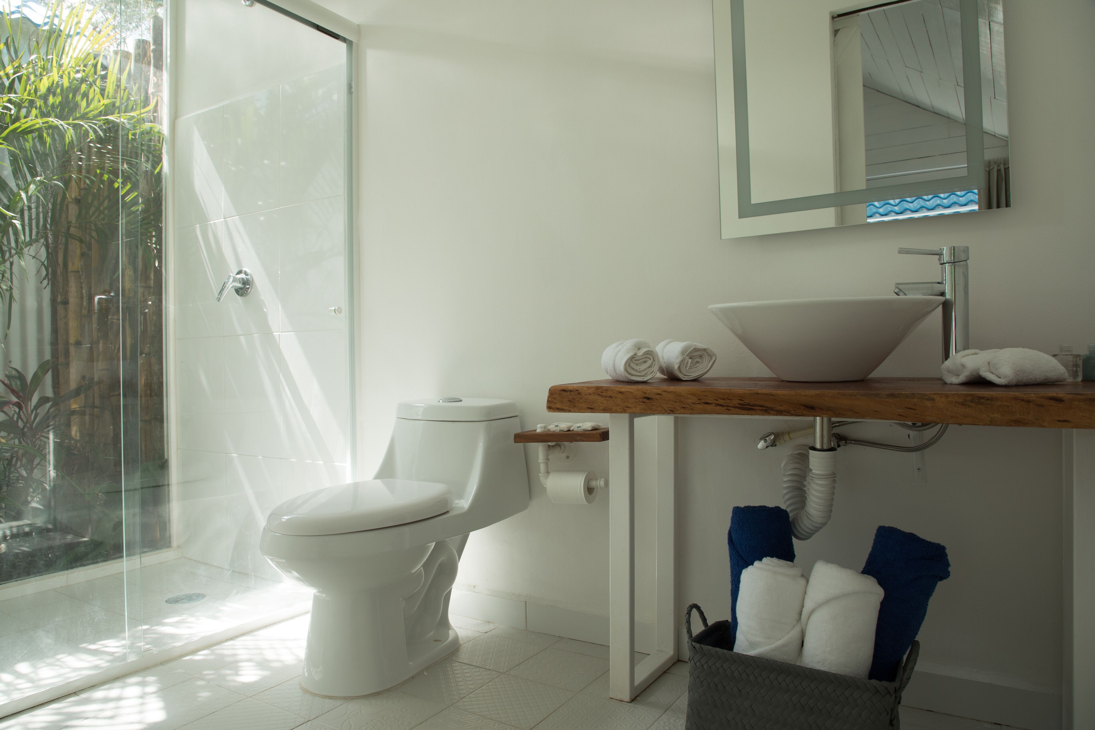 deluxe cabin | bathroom | shower