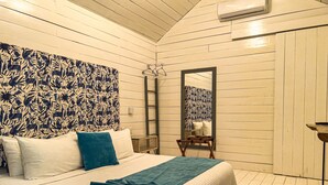 A bedroom with a bed, a mirror, and a window. - Zensus Eco Boutique Hotel (Bacalar)