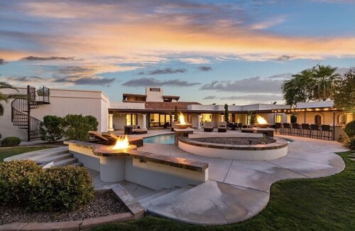 7 Bed/4.5 Bath - Luxury Estate - W/ 2 Guest Houses!