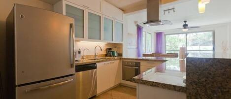 Réfrigérateur, four à micro-ondes, lave-vaisselle, grille-pain