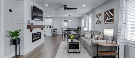 Een televisie en een open haard