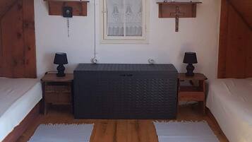 2 habitaciones y tabla de planchar con plancha