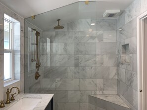 Combined shower/tub, hair dryer, bidet, towels - Ranch Style, Private Home Near La Jolla Shores - Walk to dining, shops, beach (San Diego)