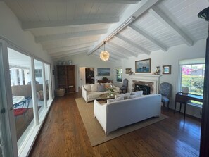 Smart TV, chimenea, videojuegos y libros