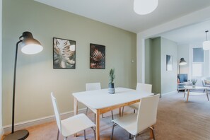 In-room dining - Brand New Townhouse In Rugby (Rugby)