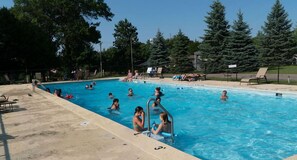 Seasonal outdoor pool - Bonanza Camping Resort (Wisconsin Dells)