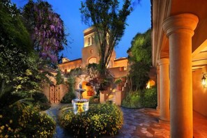 A courtyard with a fountain, columns, and a building with a tower. - Shanghai Xuhui Yuanshitian Hotel (Shanghai)