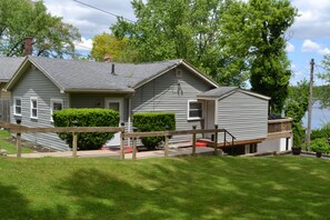 Exterior - Akron Portage Lakes Peaceful Lakefront
Charming 2-bedroom home / amazing view (Akron)