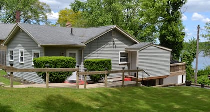 Akron Portage Lakes Peaceful Lakefront
Charming 2-bedroom home / amazing view.