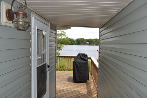 Akron Portage Lakes Peaceful Lakefront
Charming 2-bedroom home / amazing view