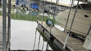 Ein Yachthafen mit anlegenden Booten und einer überdachten Bootsrampe.