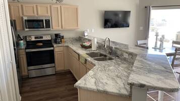 Geladeira, micro-ondas, fogão, cooktop