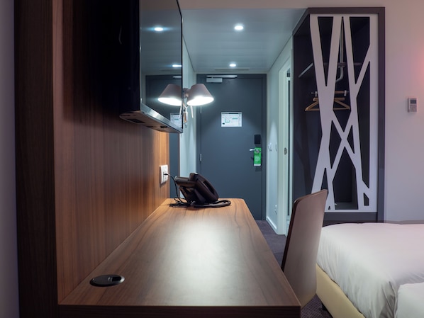 Standard Twin Room | Desk, free WiFi, bed sheets