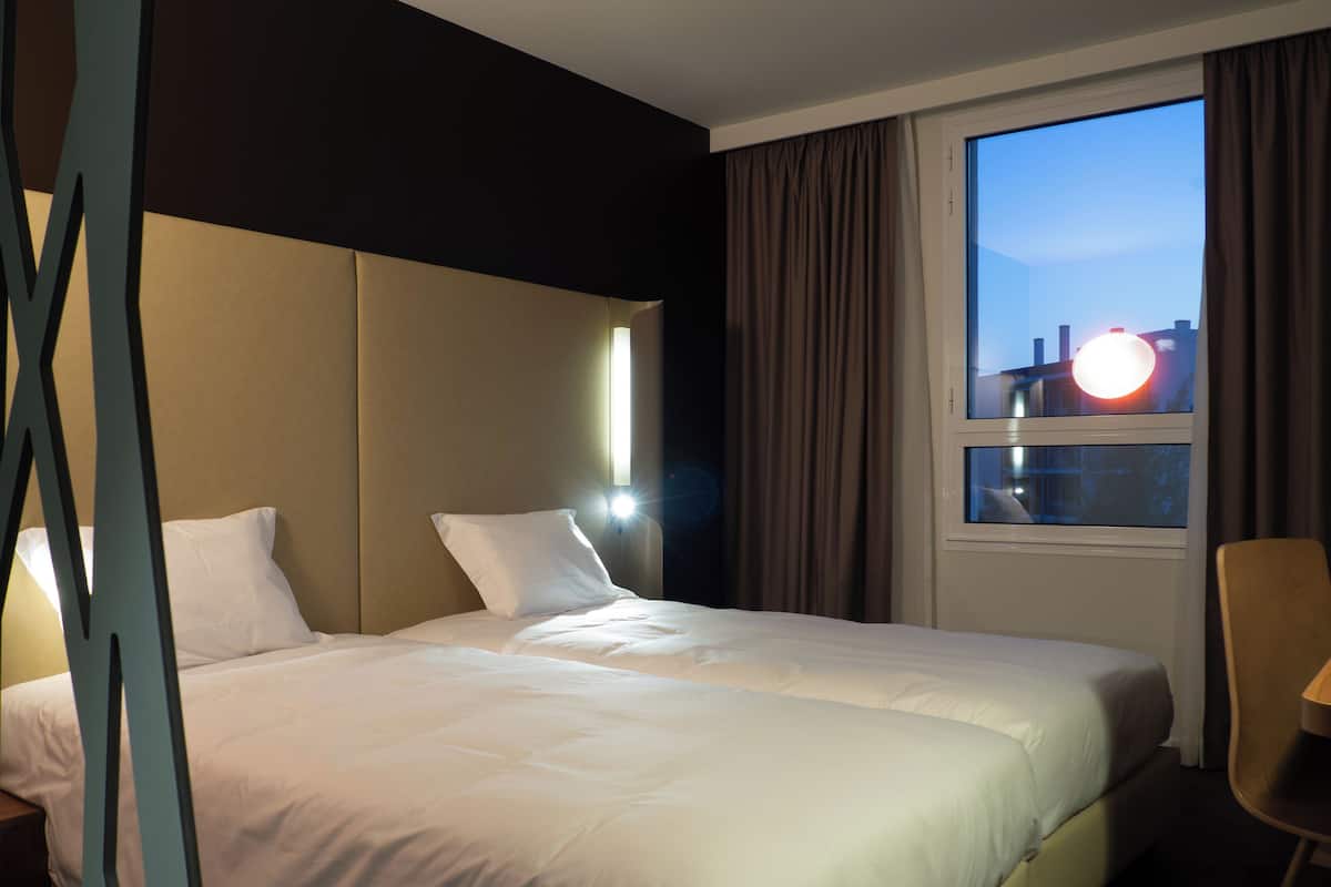 Desk, soundproofing, free WiFi, bed sheets