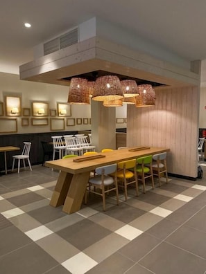 Café da manhã com buffet todos os dias (EUR 9 por pessoa)