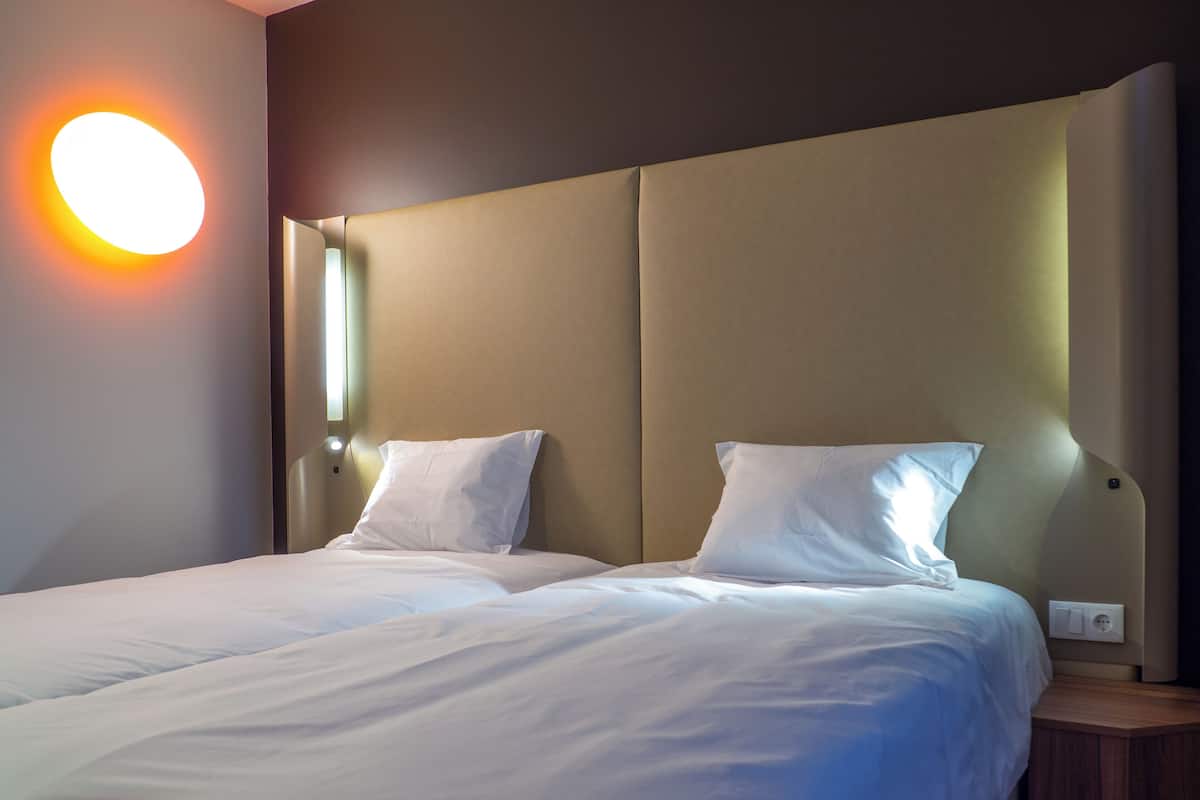 Standard Twin Room | Desk, free WiFi, bed sheets