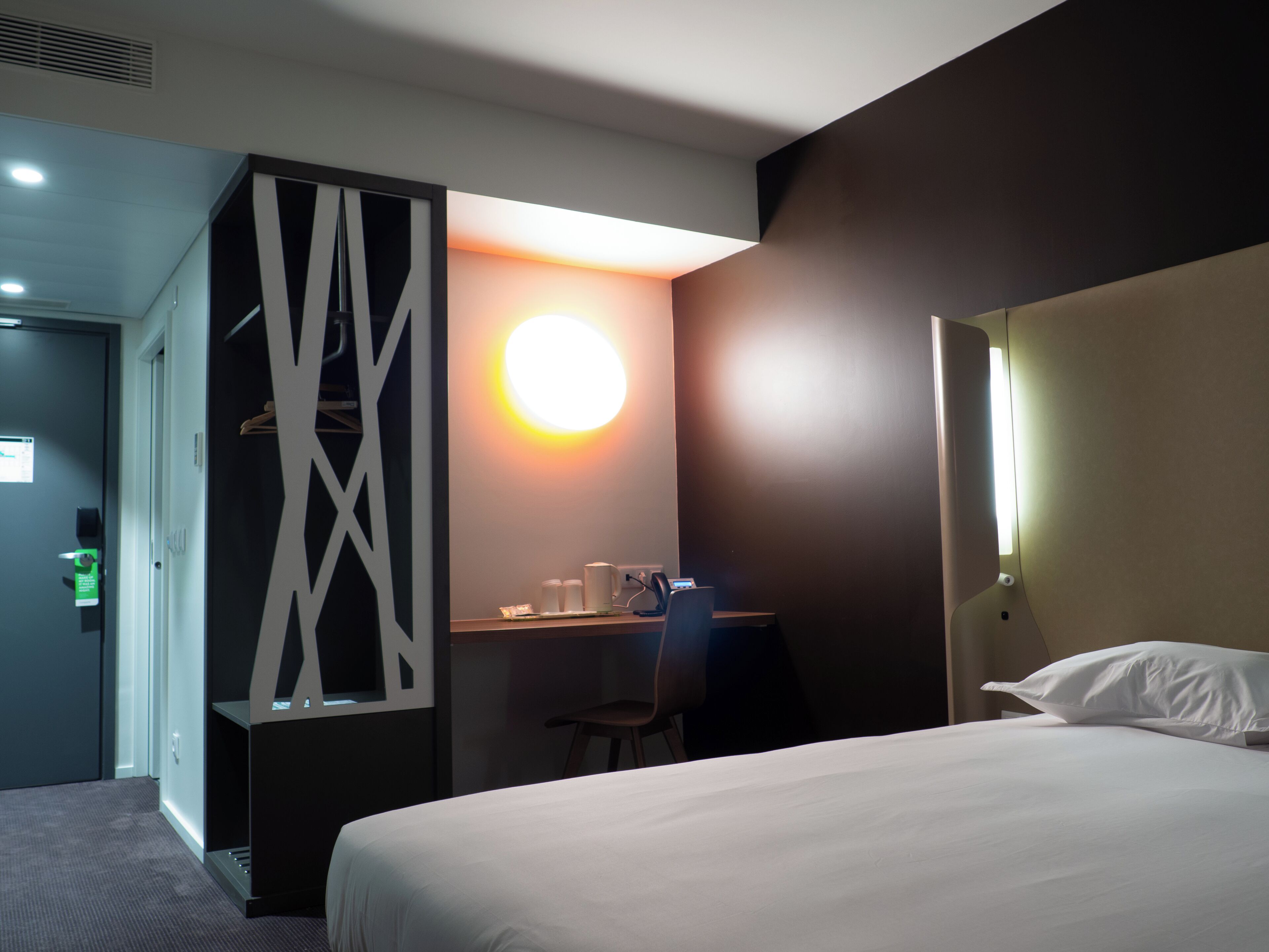Escritorio, sistema de insonorización, wifi gratis y ropa de cama