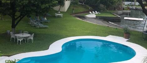 Alberca al aire libre y alberca climatizada