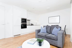 TV - Clover Court By Q Apartments (London)