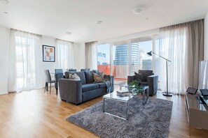 TV - Clover Court By Q Apartments (London)