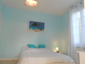 3 Schlafzimmer, Schreibtisch, Bügeleisen/Bügelbrett, Reisekinderbett