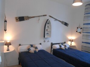 3 chambres, bureau, fer et planche à repasser, lit parapluie