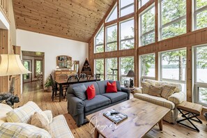 Smart TV, fireplace, video games, books - Peace and Quiet on Little Lake Joseph! (Seguin)