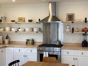 Réfrigérateur, four, plaque de cuisson, lave-vaisselle