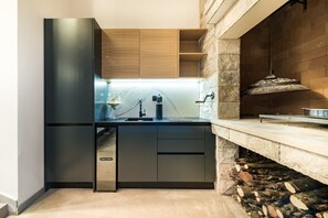 Kjøleskap, mikrobølgeovn, ovn og kokeplater