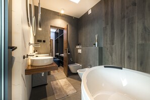 Bathtub, hair dryer, towels - Villa Emotha-Five Bedroom villa with Pool (Korcula)