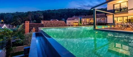 Een verwarmd zwembad