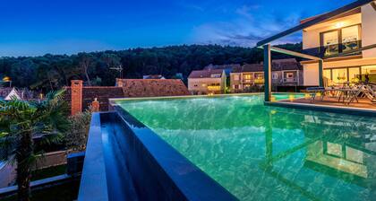 Villa Emotha-Five Bedroom villa with Pool