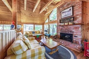 Smart TV, chimenea, tenis de mesa y libros 