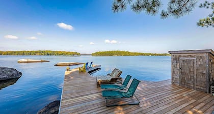 8 bedroom 4 bath Island getaway on Lake Rosseau!
