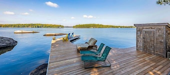 8 bedroom 4 bath Island getaway on Lake Rosseau!