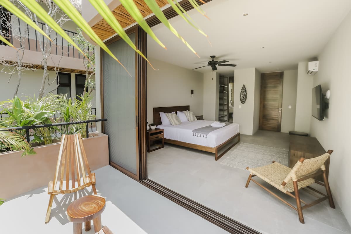 2 habitaciones, ropa de cama de alta calidad, cubrecamas y minibar