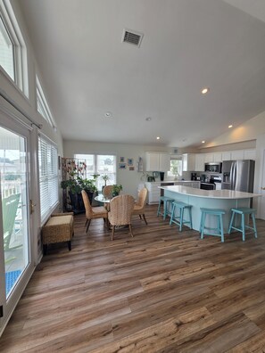 冷蔵庫、電子レンジ、コーヒー / ティーメーカー、トースター