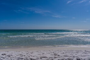 Beach nearby, sun loungers - 🏖️ Maravilla ~ private beach ~ includes beach setup of 4 chairs, 2 umbrellas 🏖️ (Miramar Beach)