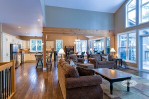 TV, fireplace - 4 bedroom, 4 bath, Quiet Butterfly Lake! Port Carling! Cozy & Spacious! (Port Carling)