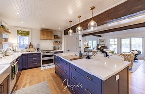 Kühlschrank, Kochgeschirr/Geschirr/Besteck, Gewürze, Esstisch