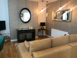 TV - 15% Off 4 Night Stays | Boutique 1 Bed Apartment (Cardiff)