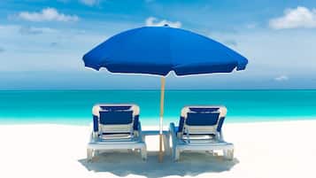 En la playa, camastros y toallas de playa