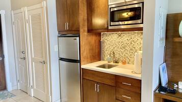 Fridge, microwave, dishwasher, coffee/tea maker