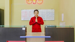A person standing at a reception desk with a neon sign above and a whiteboard with text behind. - OYO 3277 Inayah Pkpri Hotel Syariah (Serang)