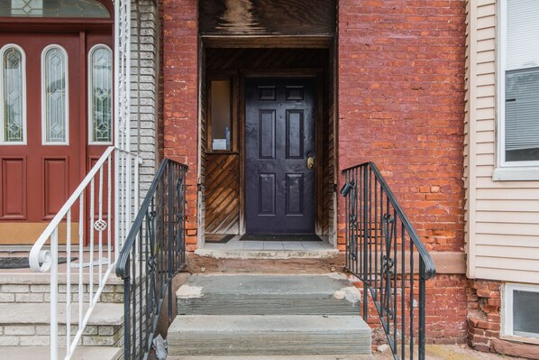 Exterior detail - Best value ironbound / newark mins 2 NYC, EWR (Newark)